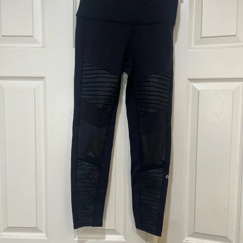 ALO Yoga High Waist‎ Moto Leggings Black Glossy Size medium Yoga Stretch Sporty